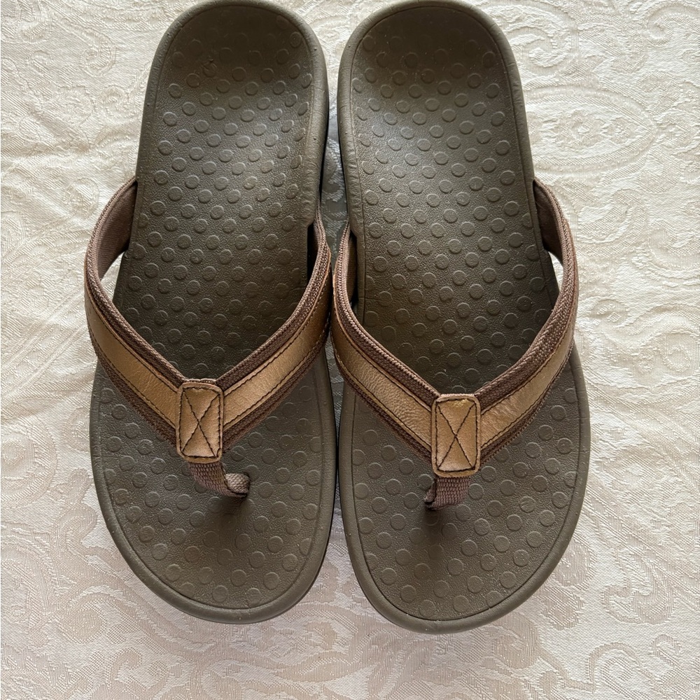 Vionic Tan and Brown Flip Flop Sandals Tide II